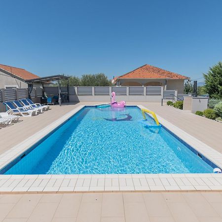 Spacious Villa For 10 With A Big Private Pool Trilj Exterior photo