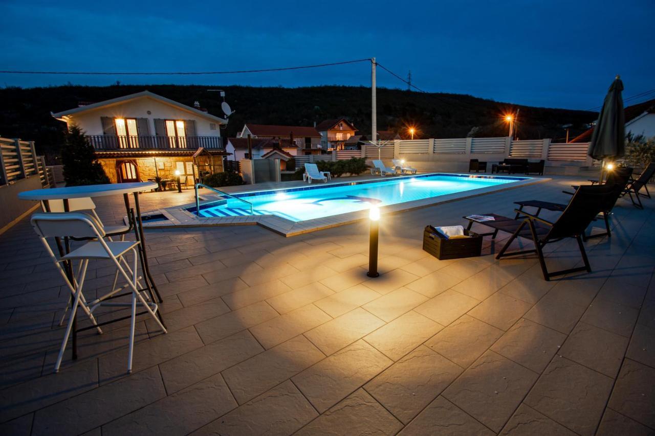 Spacious Villa For 10 With A Big Private Pool Trilj Exterior photo