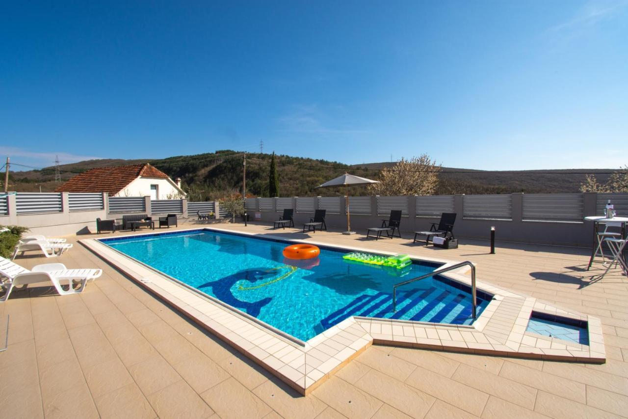 Spacious Villa For 10 With A Big Private Pool Trilj Exterior photo