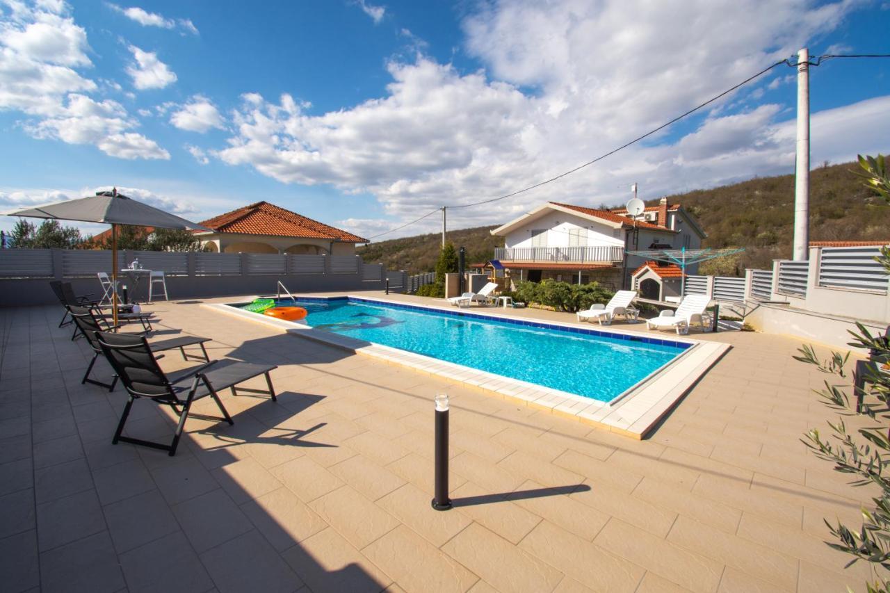 Spacious Villa For 10 With A Big Private Pool Trilj Exterior photo