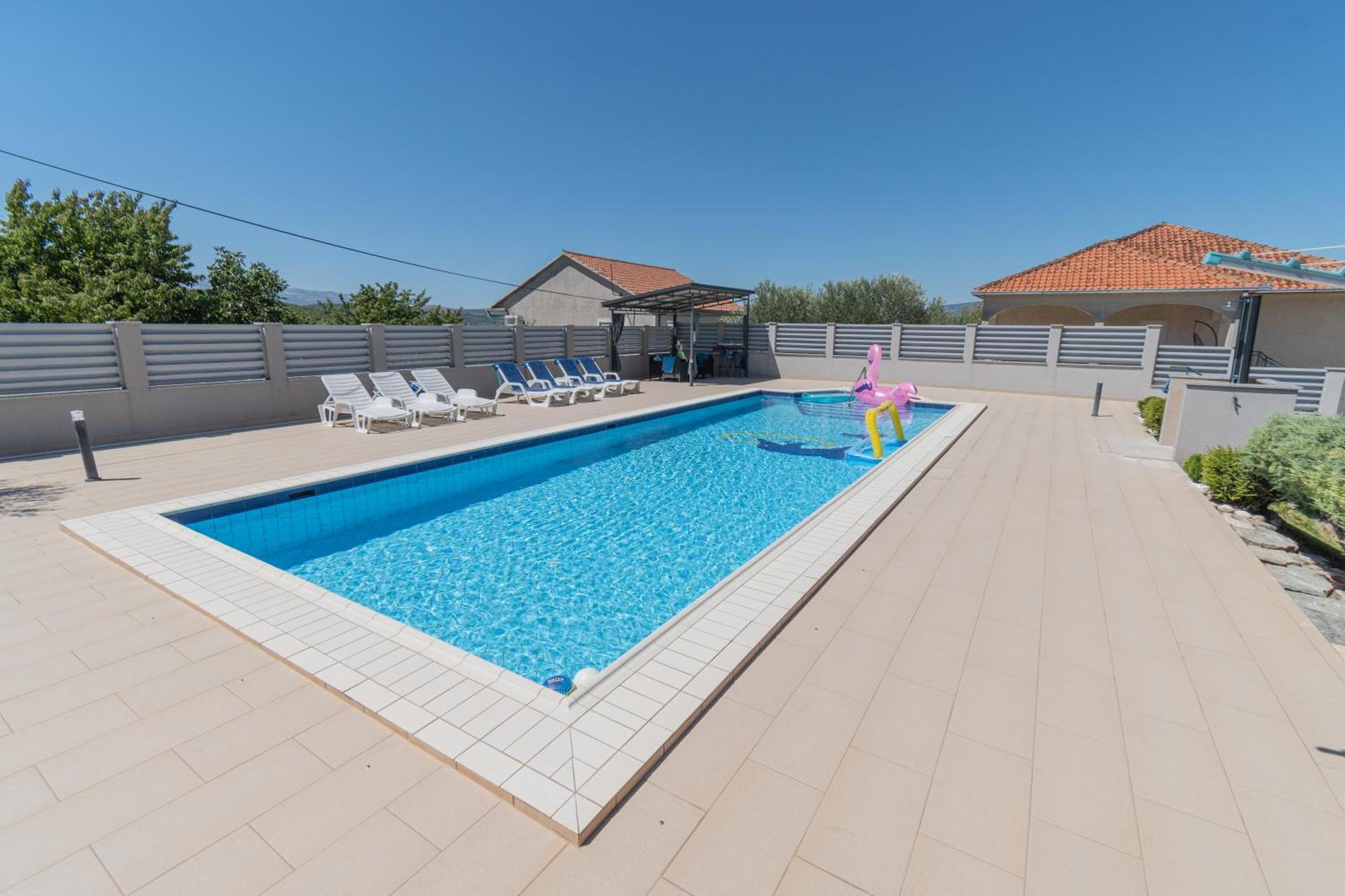 Spacious Villa For 10 With A Big Private Pool Trilj Exterior photo