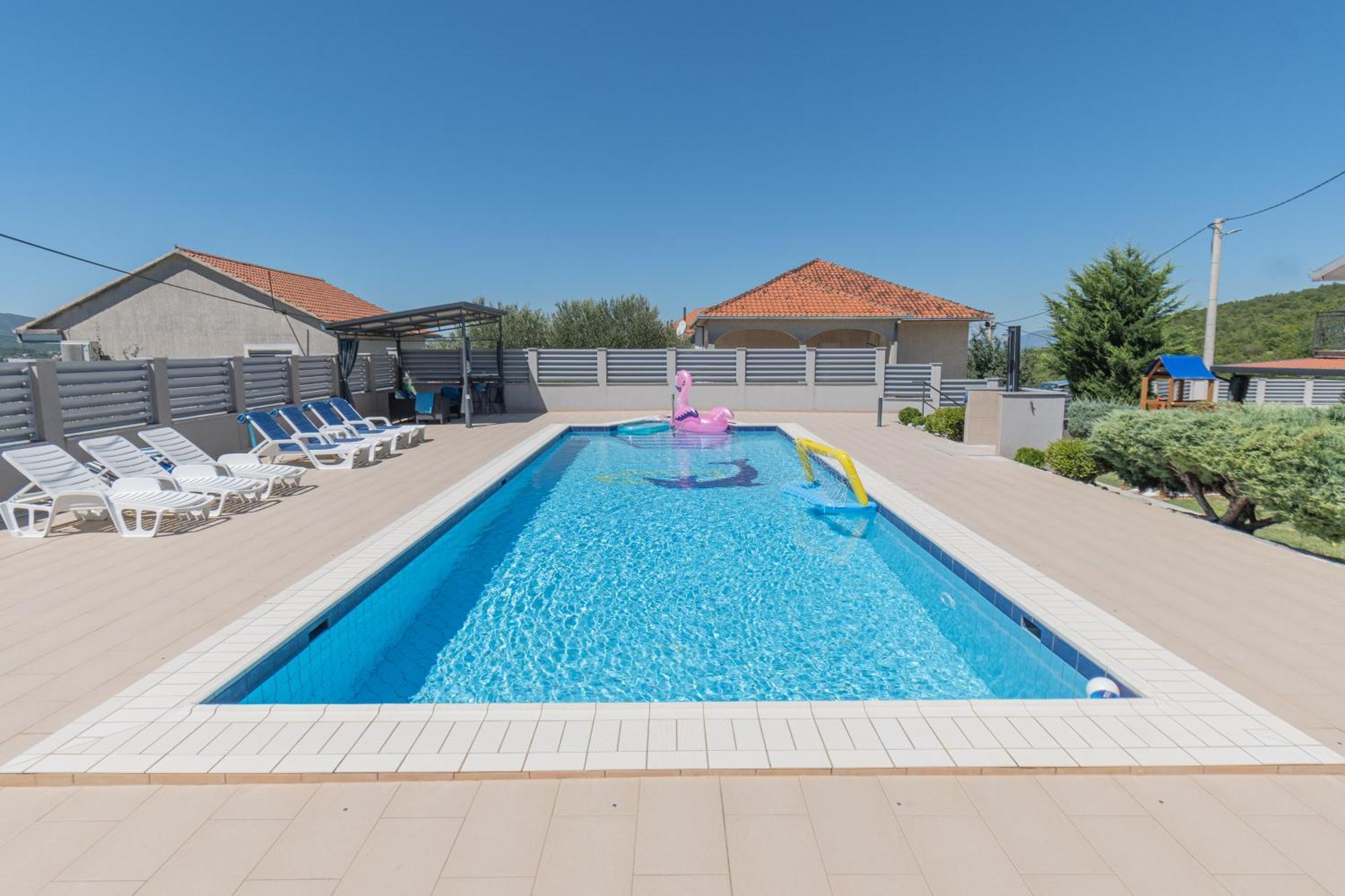 Spacious Villa For 10 With A Big Private Pool Trilj Exterior photo