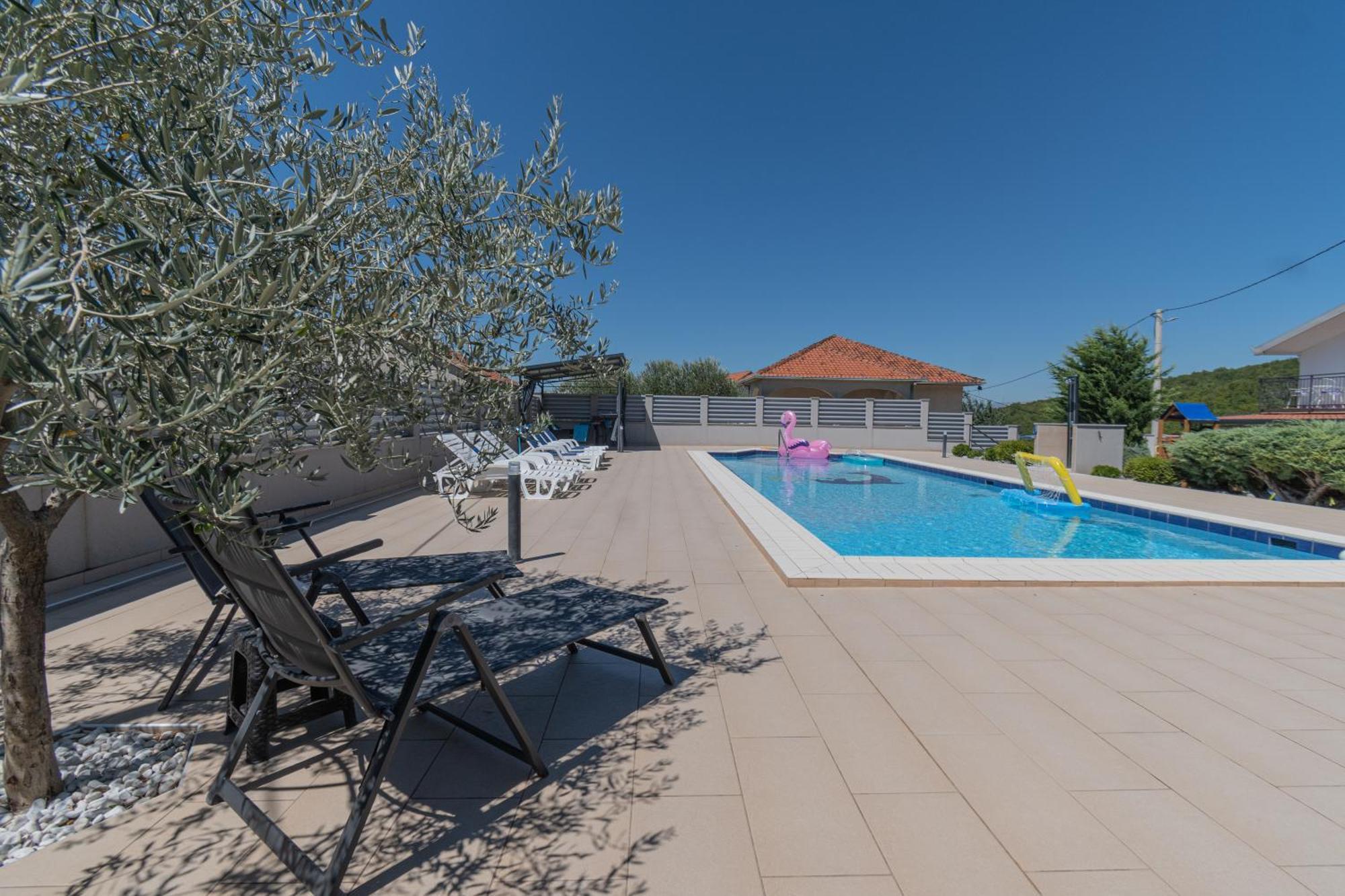 Spacious Villa For 10 With A Big Private Pool Trilj Exterior photo